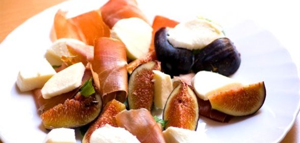 Рулет из пармской ветчины и фаршированного рикоттой поджаренного инжира с салатом из рукколы