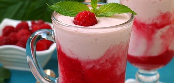 Коктейль на ряженке с творогом и малиной