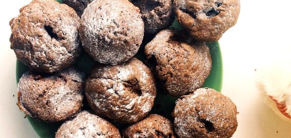 Шоколадные маффины с клубникой