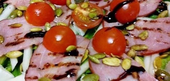 Салат с копченой грудкой и сладкой грушей Восторг