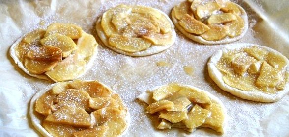 Яблочные мини пироги с бананом и карамелью