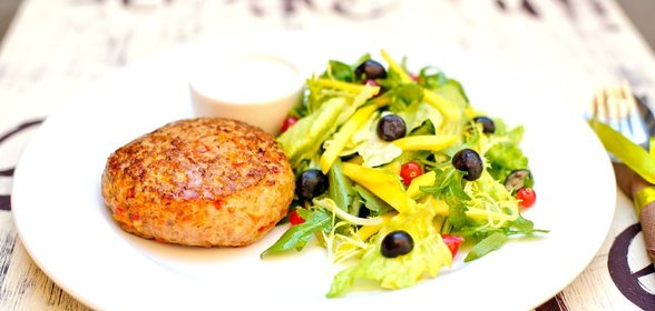 Бургер из индейки с зеленым салатом и фермерской сметаной