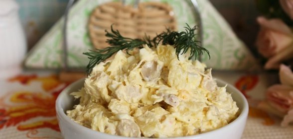 Салат с курицей, грибами и сыром