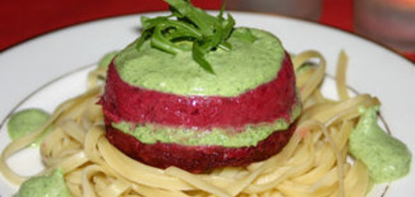 Свекольный пудинг с соусом из руколы