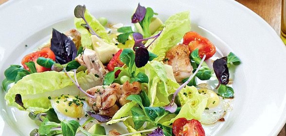 Салат из цыпленка с авокадо и перепелиными яйцами