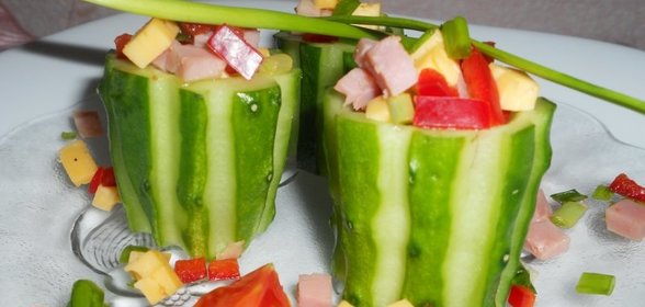 Стаканчики из огурцов с салатом