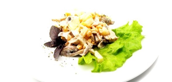Салат из курицы с ананасами и кукурузой