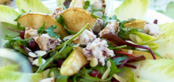 Салат с грушей и клюквенным сыром