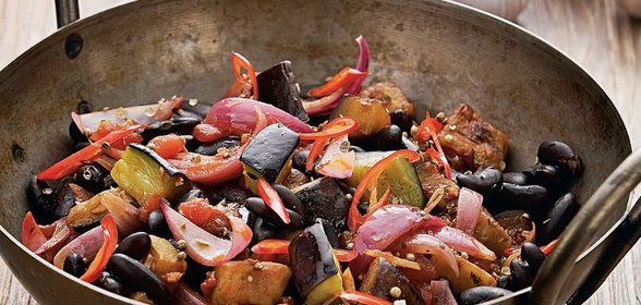 Шоколадное чили из черной фасоли и баклажан