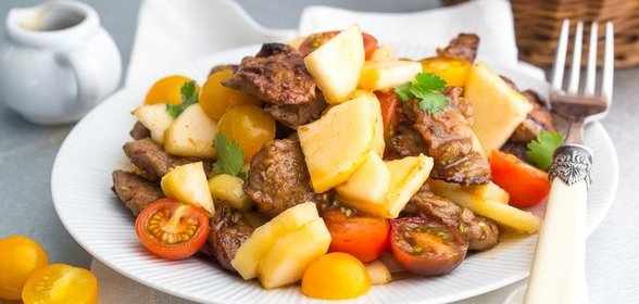 Салат с печенью и грушей