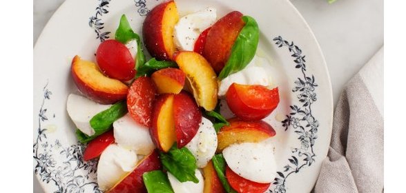 Капрезе с персиками и сливами