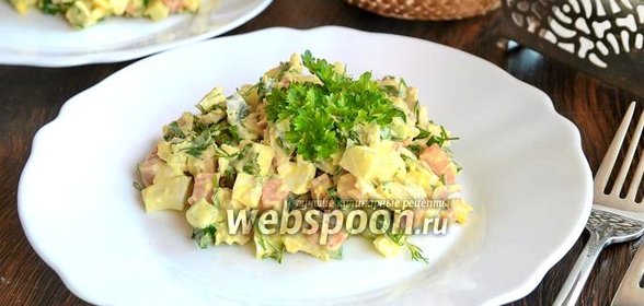 Салат с курицей, морковью и зеленью