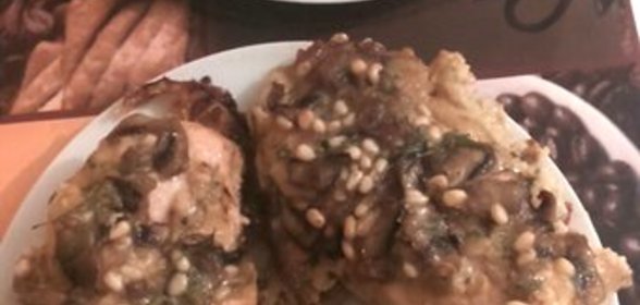 Куриные грудки запеченные в орехово-луково-грибном соусе