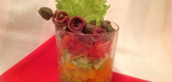 Слоеный овощной салат с анчоусами