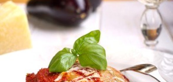 Баклажаны, запеченные с сыром, базиликом и кедровыми орешками