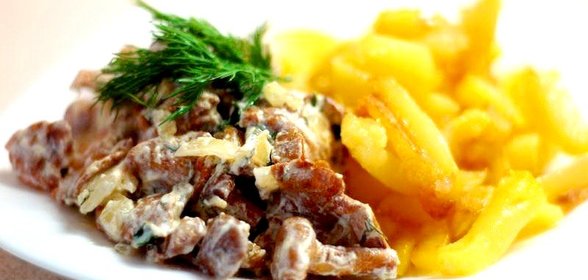 Лисички, тушеные в сметане