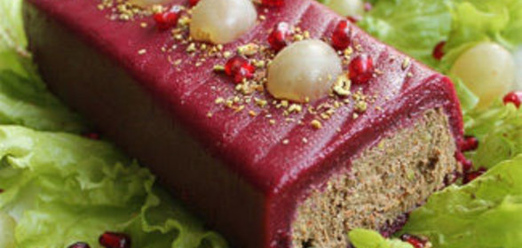 Паштет из куриной печени с фисташками под клюквенным соусом