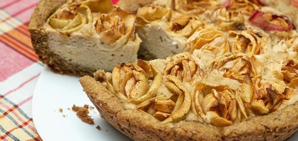 Шарлотка с «розами» и корицей