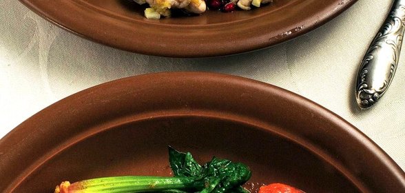 Шпинат с помидорами и чесноком