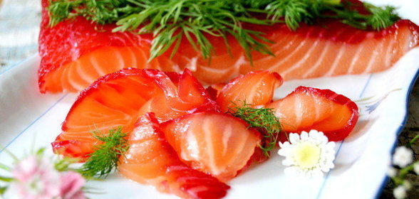 Семга слабосоленая с хреном и свеклой