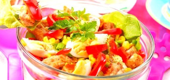 Салат из курицы с помидорами, сладкой кукурузой и сухариками
