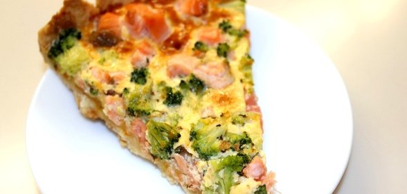 Пирог с лососем и брокколи