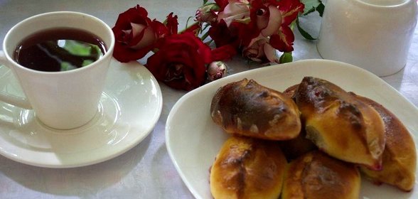 Румяные дрожжевые пирожки на французском тесте с вишней