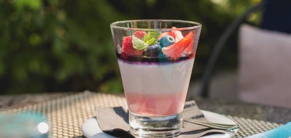 Цветочная панна-кота с малиновым муссом