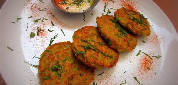 Овощные оладьи с йогуртовым соусом