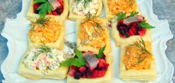 Тарталетки с красной рыбой из слоеного теста