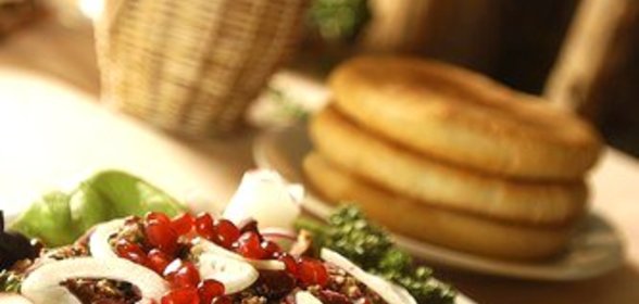 Салат из мяса с луком и зернами граната