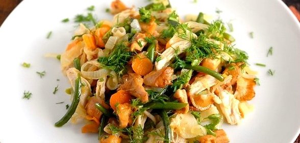 Салат из лисичек с курицей