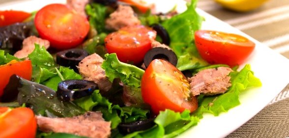 Салат с помидорами и тунцом