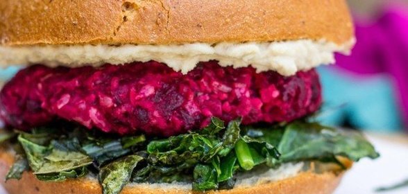 Бургер с шпинатом, свеклой и козьим сыром