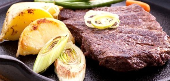 Маринованные говяжьи стейки с жареным зеленым луком