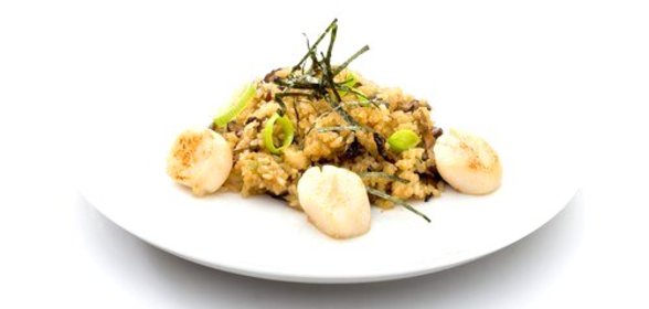 Гребешки в сливочном соусе с грибами и рисом