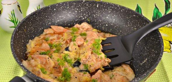 Обрезь семги в сливочном соусе с сыром