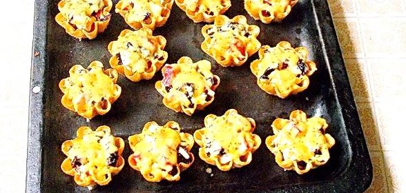 Тарталетки с мясом, фруктами и сыром