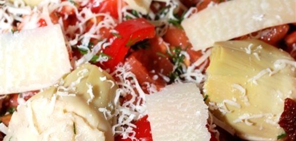 Поджаренные томаты с артишоками и хрустящим пармезаном