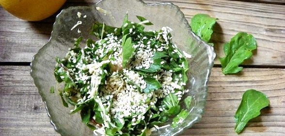 Салат с рукколой кунжутом и помидором