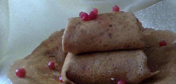 Шоколадные блины с творогом и красной смородиной