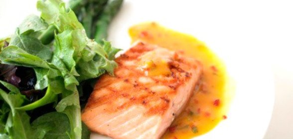 Лосось с кисло-сладким красным луком