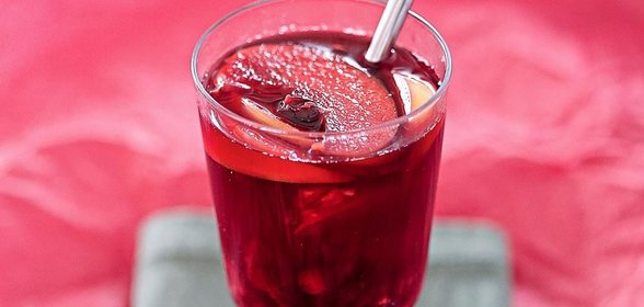Глинтвейн с яблоками и ягодами
