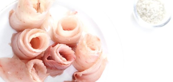 Строганина из омуля с медово-соевым соусом