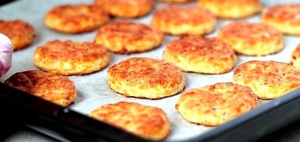 Печенье с беконом и сыром