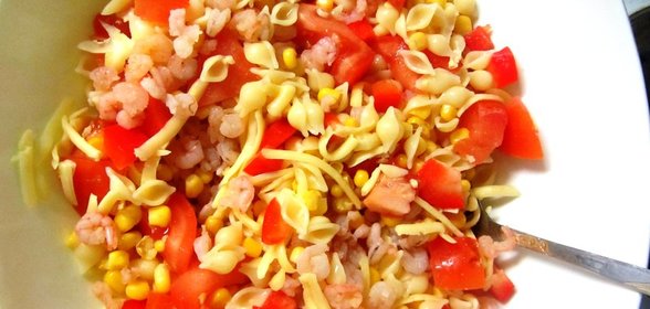 Итальянский салат с ветчиной, сыром и овощами