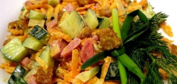 Салат с колбасой полукопченой