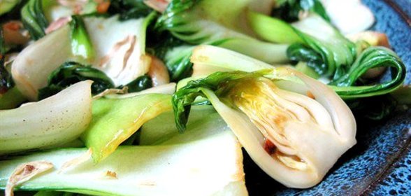 Жареный пак-чой с зеленым луком и имбирем