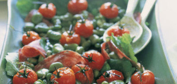 Салат из фасоли с печеными помидорами и салями