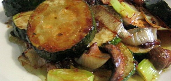 Цукини, жареные с шампиньонами и пореем